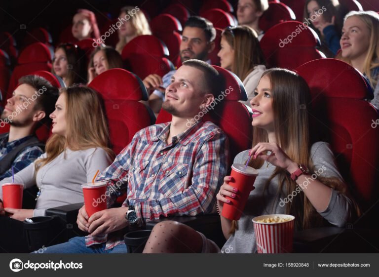 cine con personas disfrutando una pelicula
