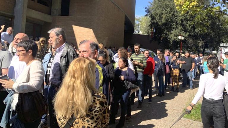 ciudadanos argentinos en una fila de votacion