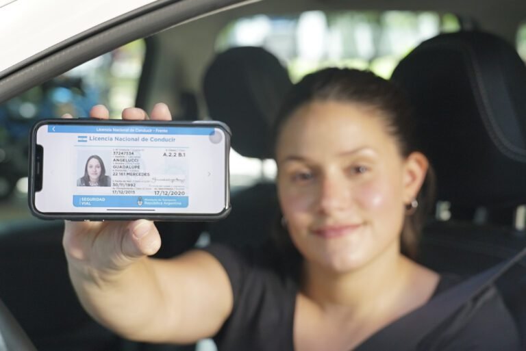 ciudadanos utilizando la app mi argentina