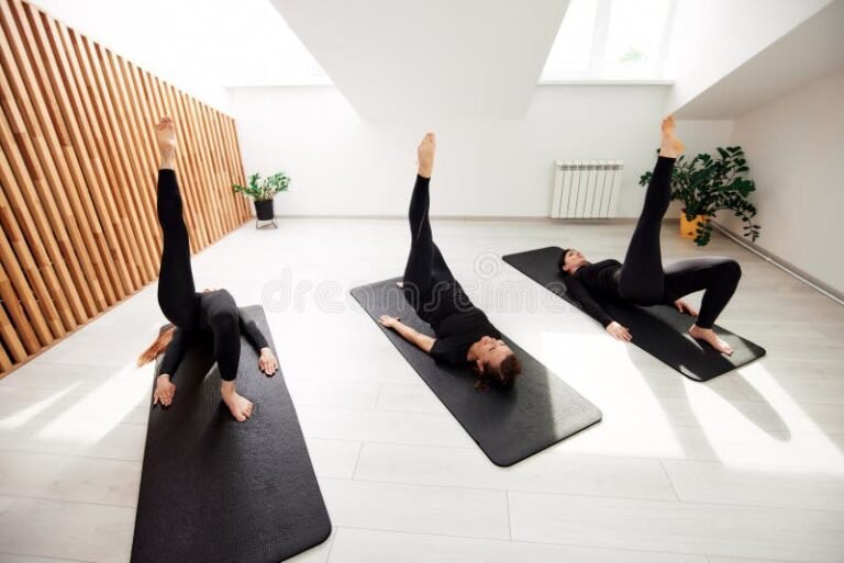 clase de pilates en estudio luminoso