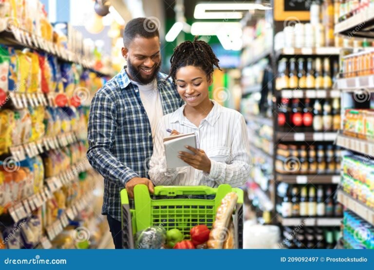 clientes felices comprando en una tienda