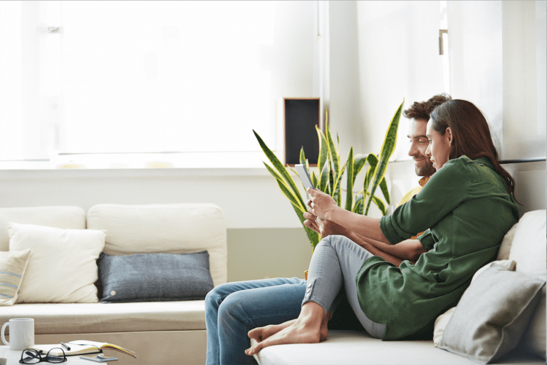 clientes satisfechos en un banco moderno