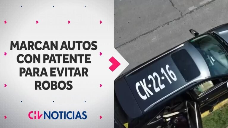 coche con patente visible en un estacionamiento