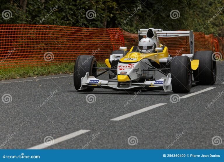 coche de carreras en una carretera abierta