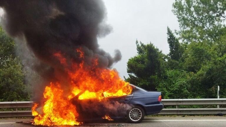 coche en llamas en una carretera