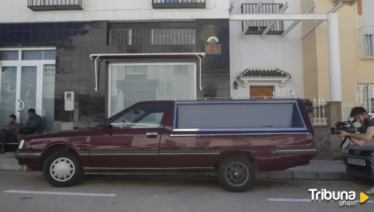 coche funebre en un camino rural