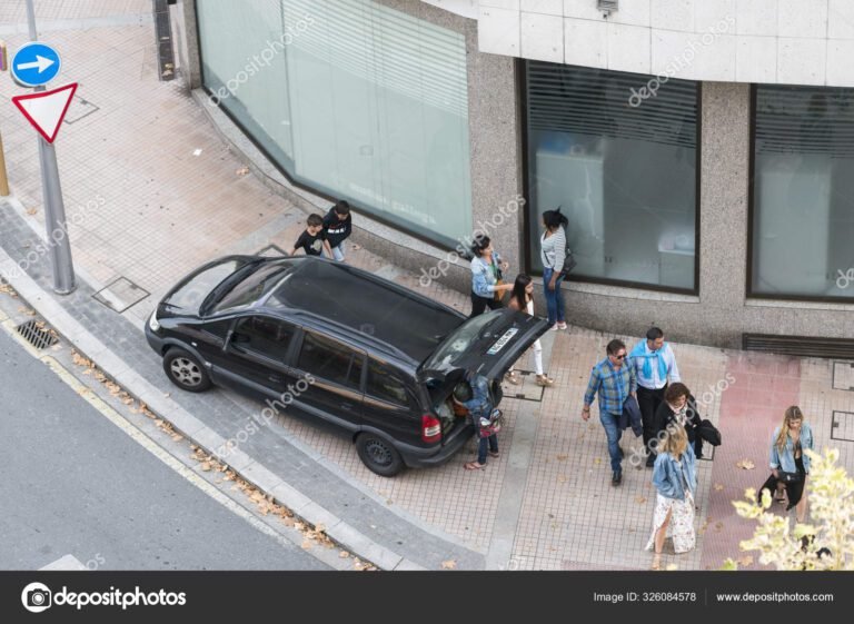 coche mal estacionado en la ciudad