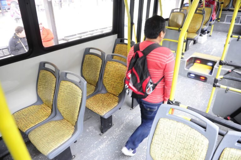 colectivos vacios en una parada desierta