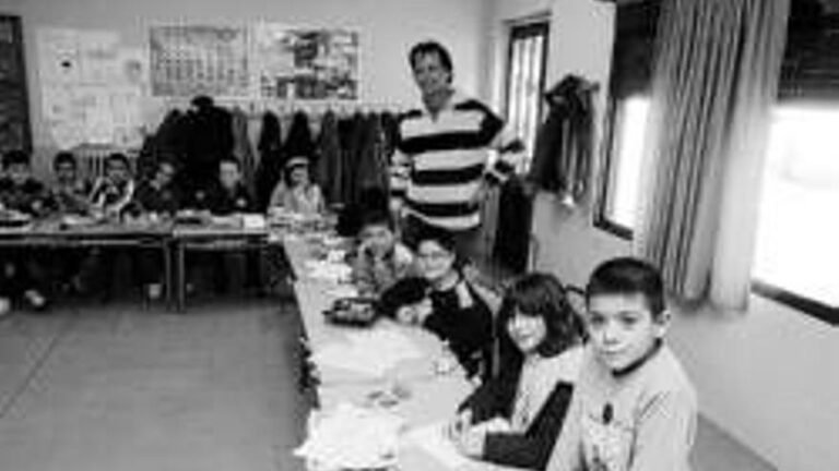 colegio antiguo con estudiantes en clase