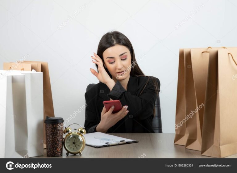 Me corresponde la devolución del IVA en mis compras 3 comprador feliz revisando recibos de compras