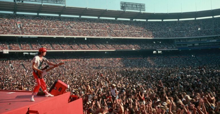 concierto en un estadio lleno de gente 1
