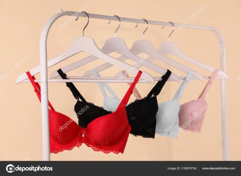 conjunto de encaje rojo en un perchero