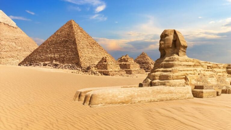 construccion de piramides en el desierto