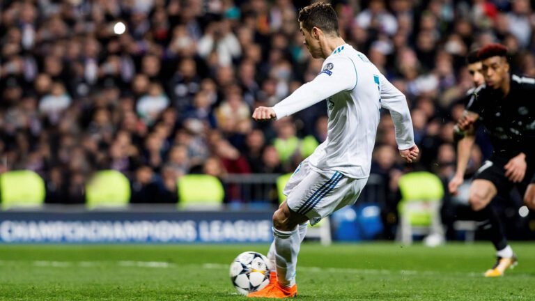 cristiano ronaldo en accion con balon