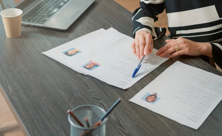 curriculum vitae en un escritorio ordenado