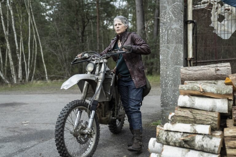 daryl dixon con su motocicleta en el bosque