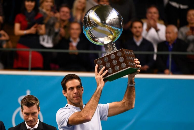 del potro levantando su trofeo de campeon