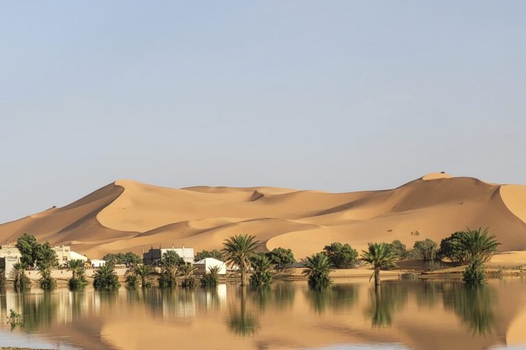 desierto del sahara con inundaciones sorprendentes