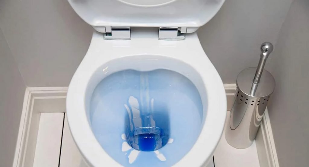 Cómo destapar un inodoro utilizando detergente eficazmente 1 detergente y agua en un inodoro