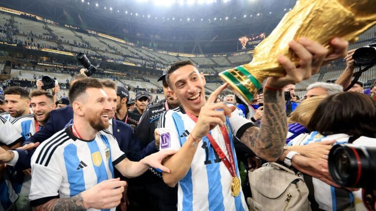 Qué pasó con Di María después de la final del Mundial 2022 15 di maria celebrando con la copa del mundo
