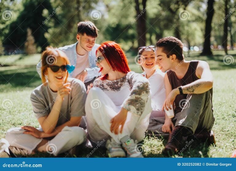 dia soleado con personas disfrutando al aire libre