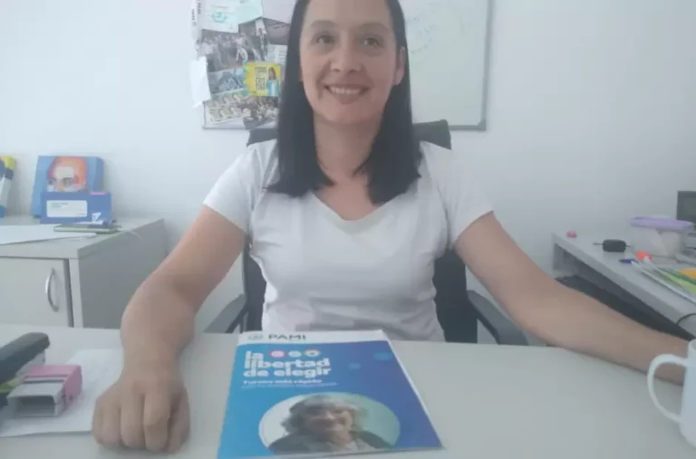 diario la union digital en una mesa de cafe