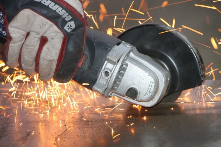 disco de corte en accion sobre metal