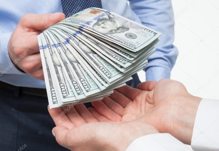 diversas manos intercambiando dinero y documentos