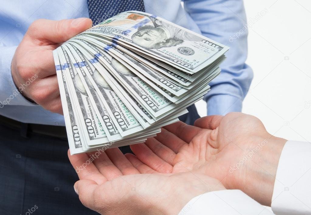 Qué tipos de créditos ofrece el Banco de Corrientes y cómo solicitarlos 1 diversas manos intercambiando dinero y documentos