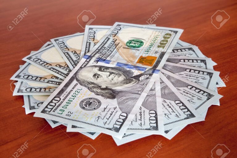 diversos billetes de dolares en una mesa