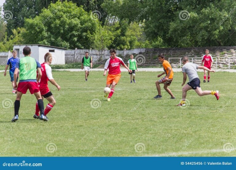 dos equipos de futbol en el campo