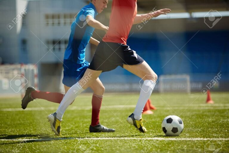 dos futbolistas en accion en el campo