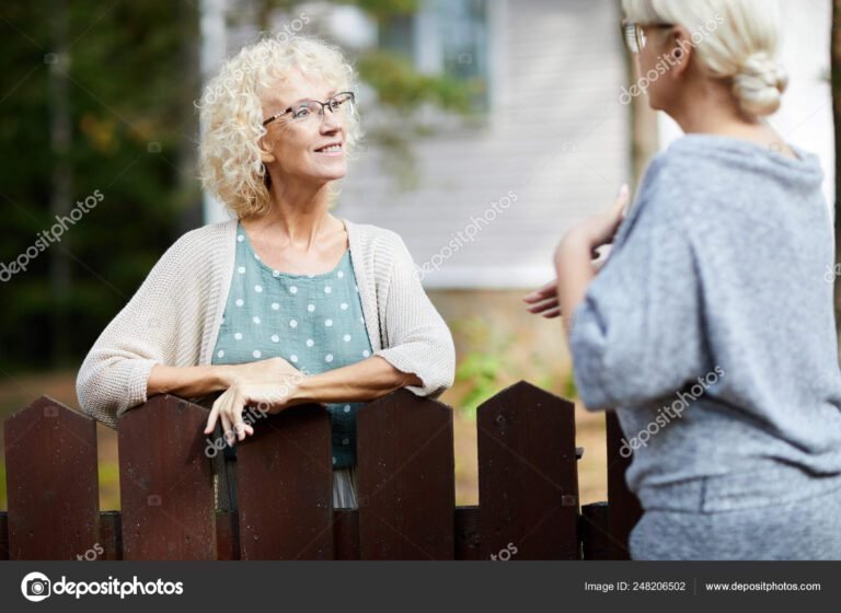 dos mujeres discutiendo en un entorno amistoso