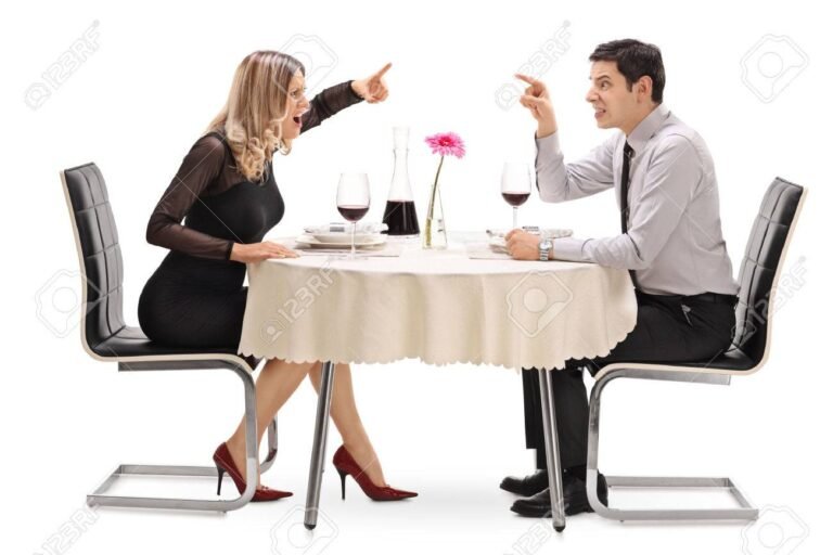 dos personas discutiendo en un restaurante