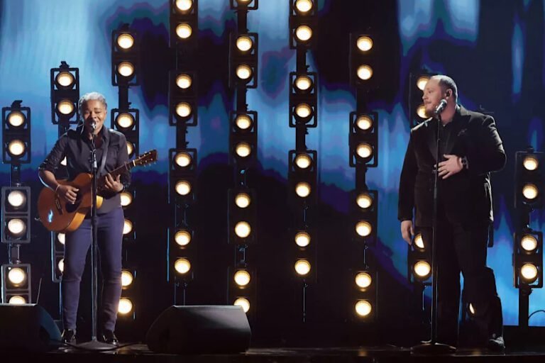 duo musical en un escenario emotivo