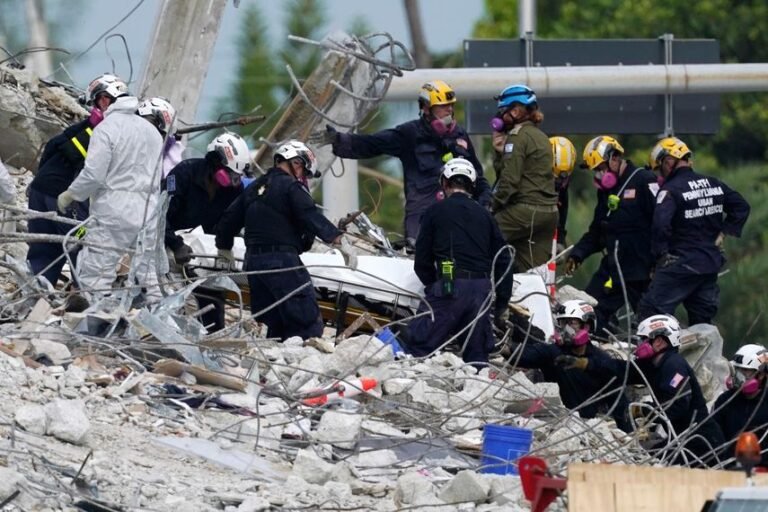 edificio colapsado con escombros y rescate