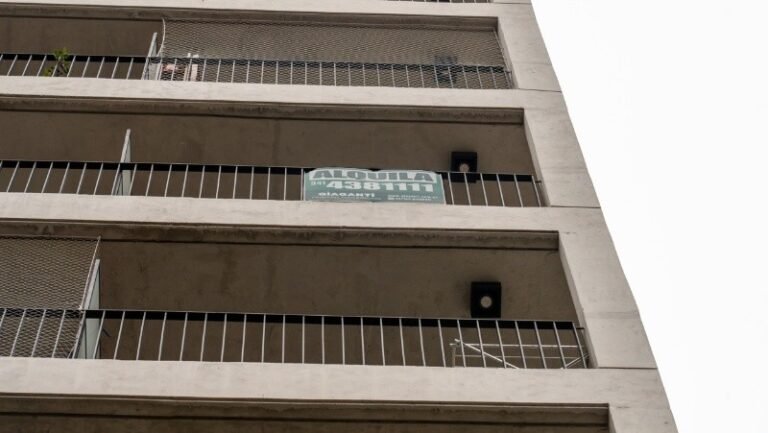 edificio con cartel de expensas visible