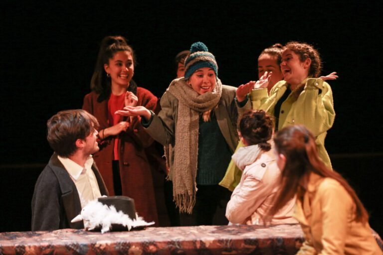 elenco de actores en escenario dramatico