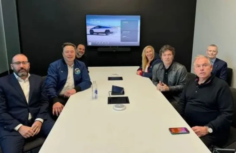 elon musk en una reunion tecnologica