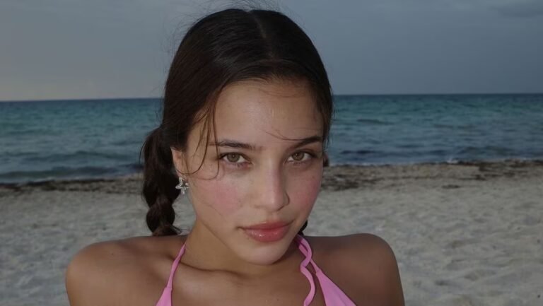 emilia mernes posando en un entorno natural