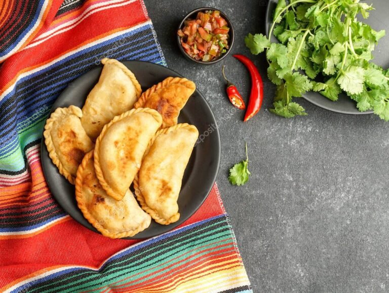 empanadas saltenas sobre un fondo rustico