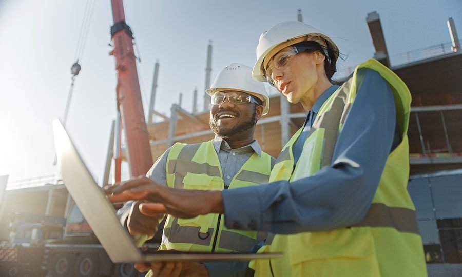 encargado de edificio supervisando actividades