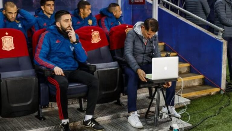 entrenador analizando un partido de futbol