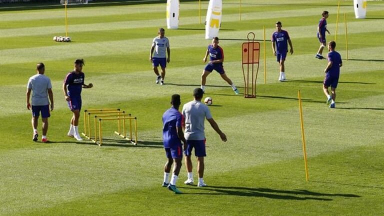 entrenamiento de equipo en campo de futbol