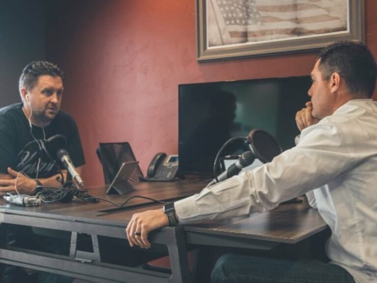 entrevista entre periodistas en un estudio