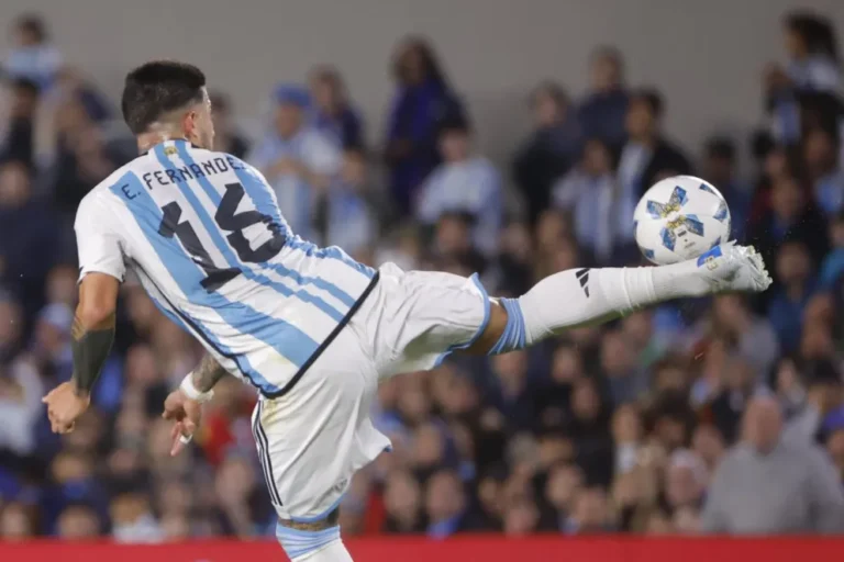 enzo fernandez en accion durante un partido