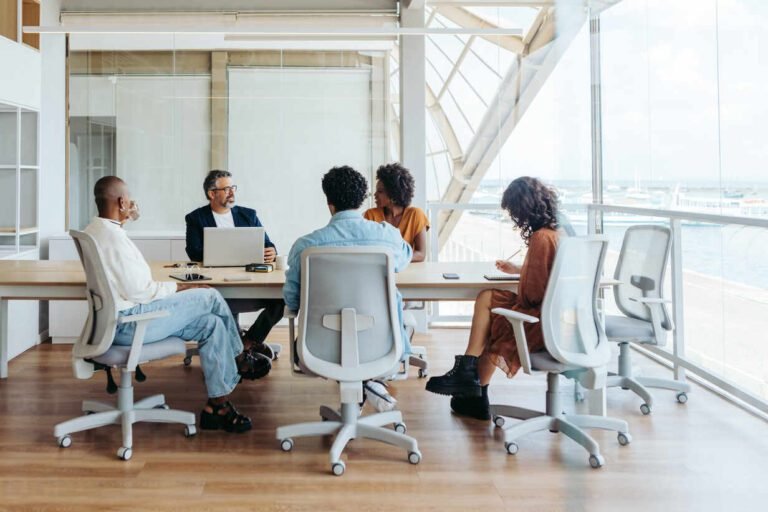 equipo colaborando en una oficina moderna