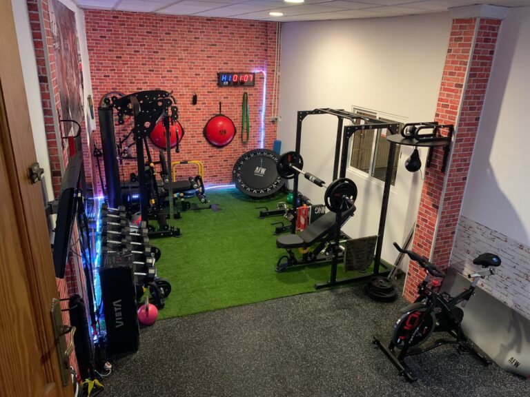 equipo de gimnasio en casa bien organizado