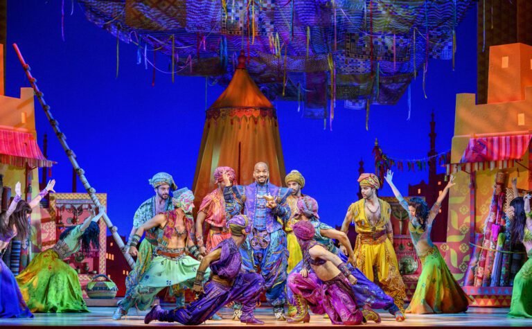 escena colorida de un musical en accion