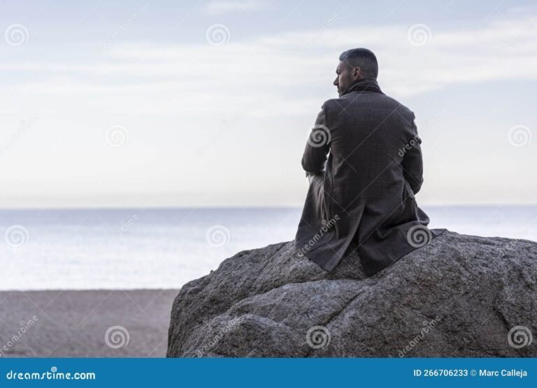 escena de un hombre en el oceano